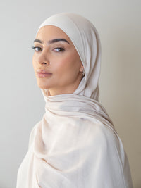 Femme avec un hijab beige en modal