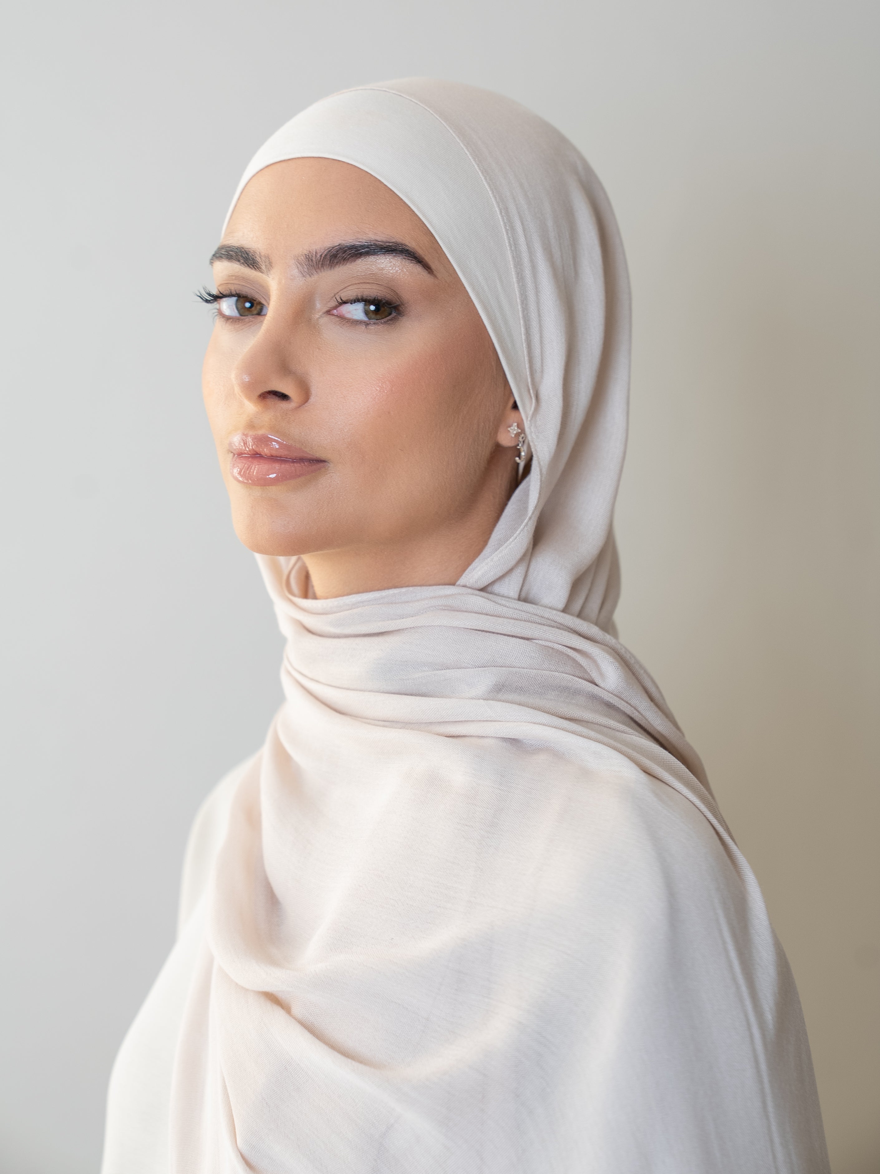 Femme avec un hijab beige en modal
