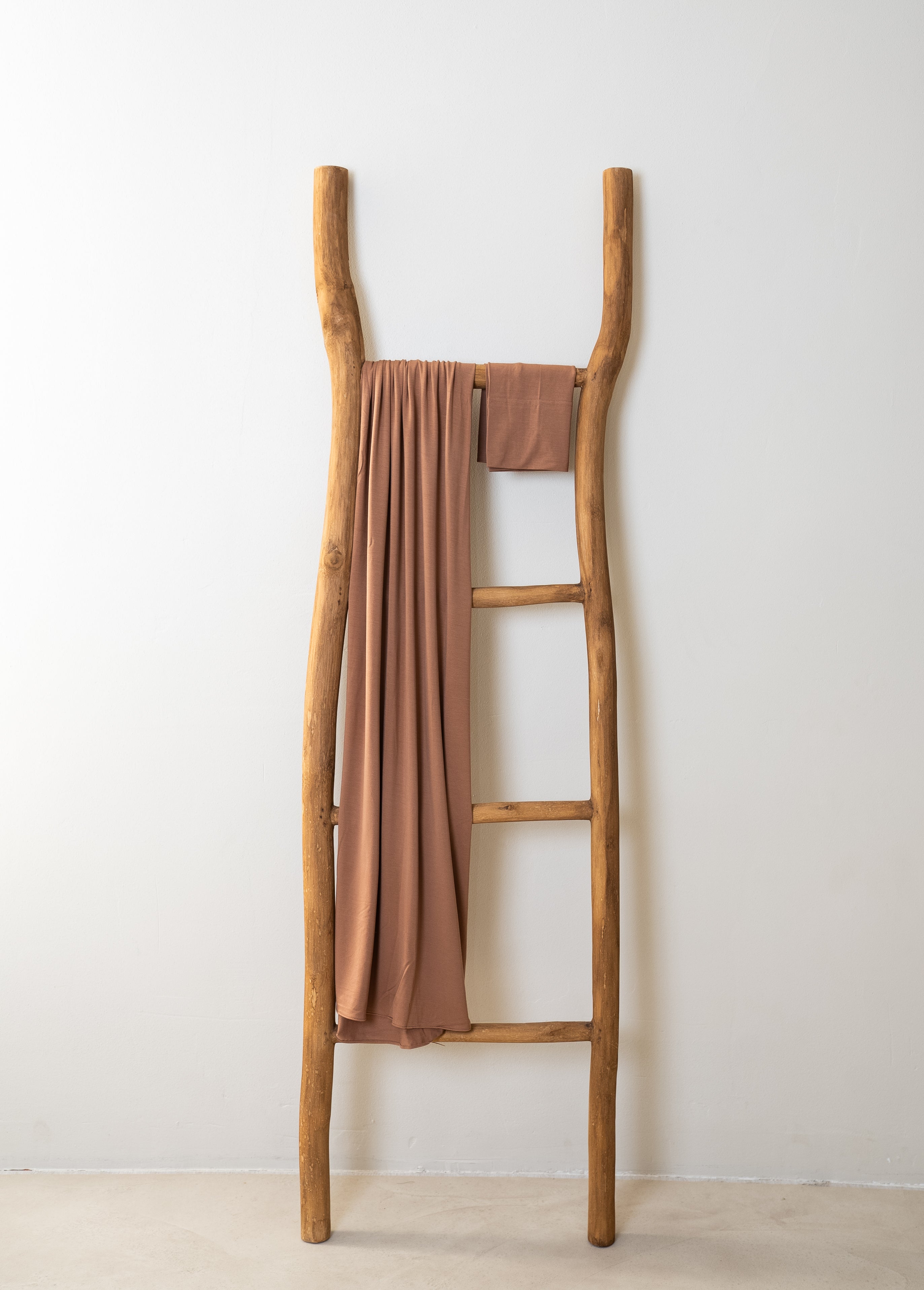 échelle avec un hijab et un bonnet