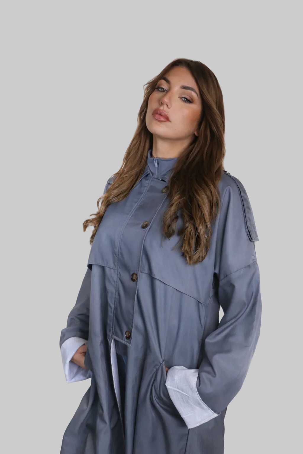 Trench Abaya Noor Gris, un trench élégant et fluide, avec style et confort dans un ton gris.