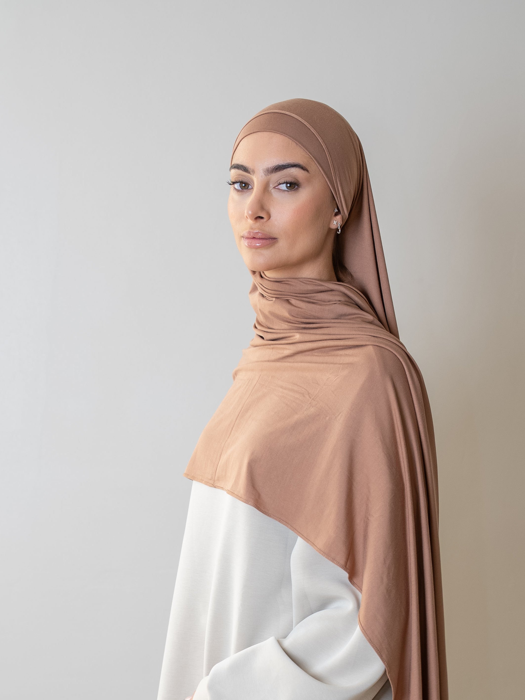 Femme avec un hijab en bambou chocolat