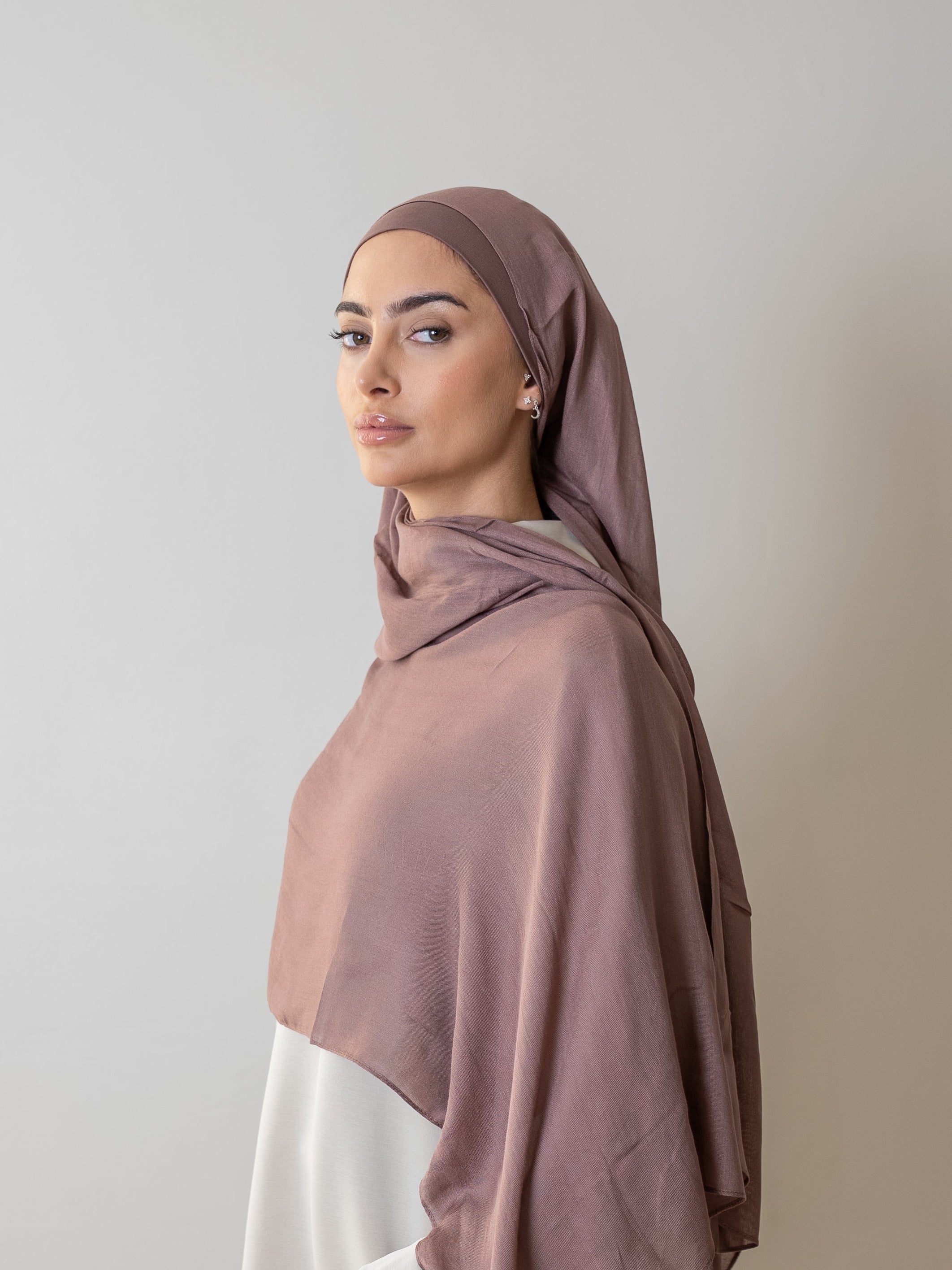 Hijab réalisé en Modal Premium de couleur Moka, offrant élégance et confort absolu.