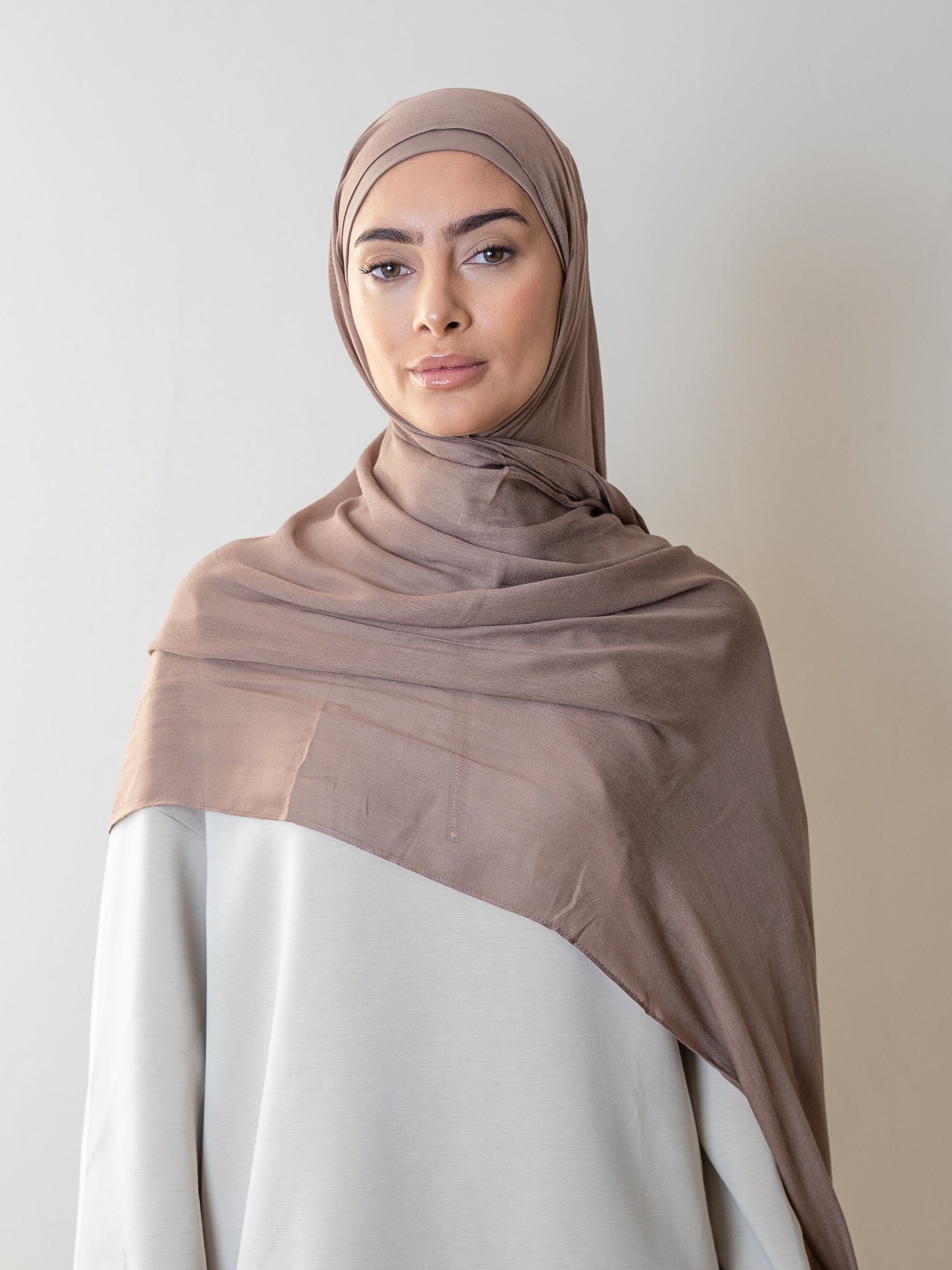 Hijab modal premium et bonnet bamboo en couleur chocolat, offrant confort et élégance minimaliste.