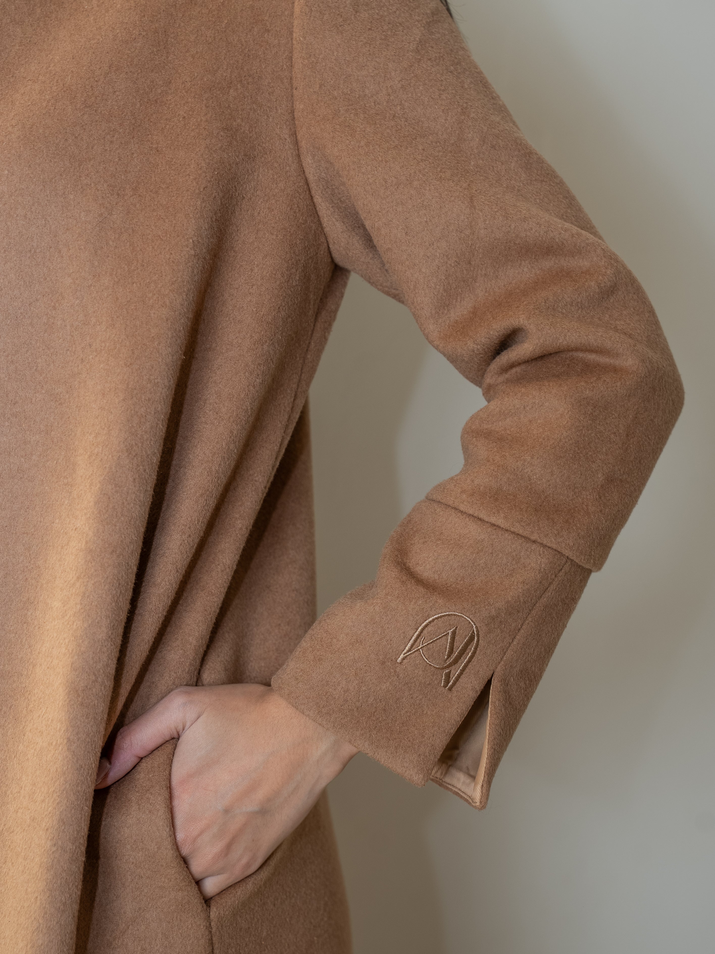 Détail du Linéa coat camel, manteau élégant camel femme, montrant la texture et le design raffiné.