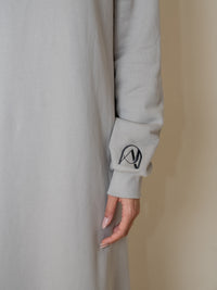 robe pull grise avec poche zip et détail brodé élégant