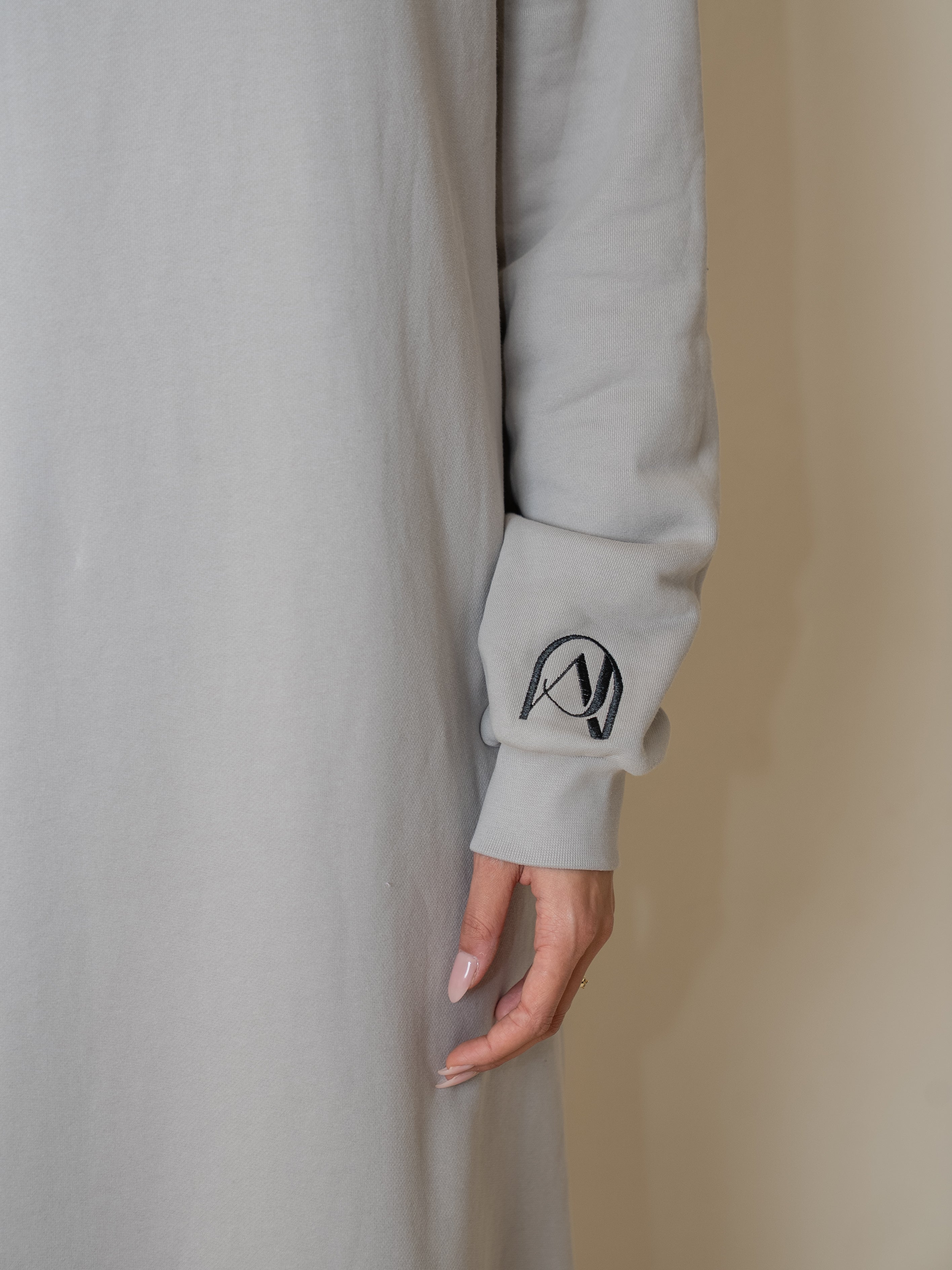 robe pull grise avec poche zip et détail brodé élégant