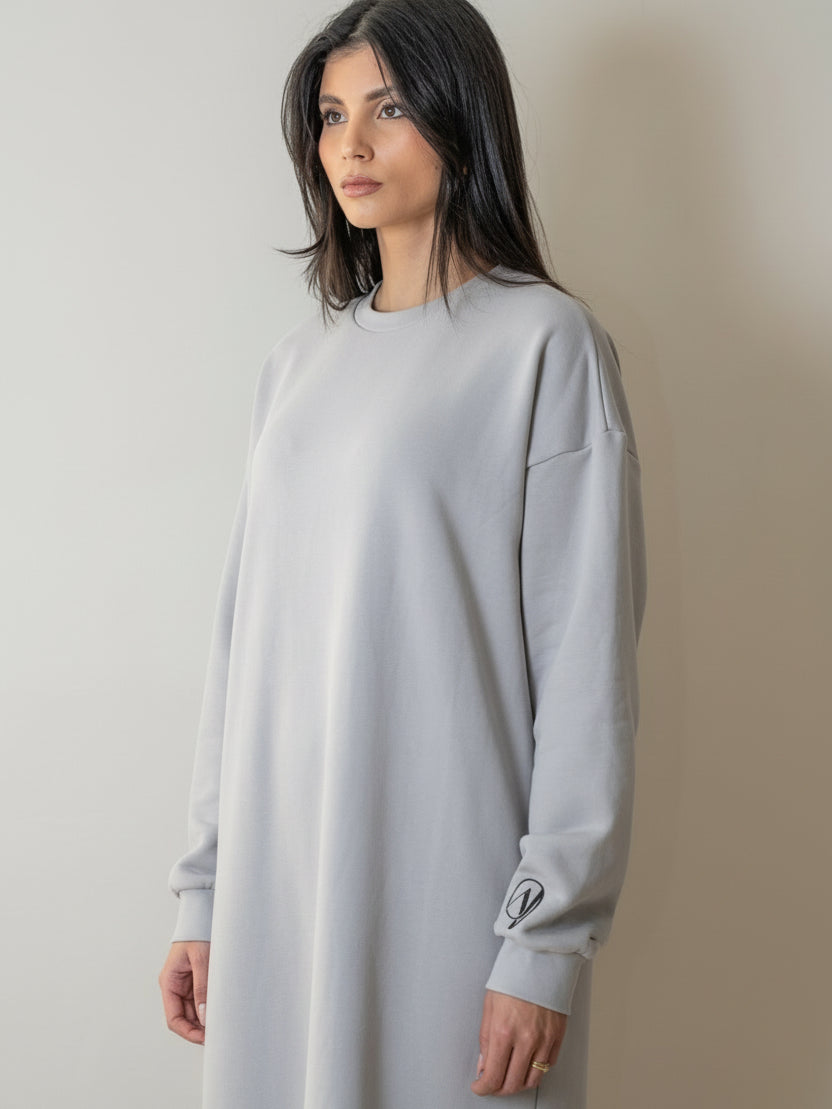femme portant une robe pull oversize grise