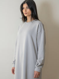 femme portant une robe pull oversize grise