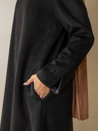 manteau long noir femme avec poche et détail couture élégant