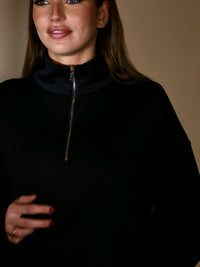 Modèle portant un ensemble jogging Naya en TENCEL™, avec zip frontal discret et design élégant.