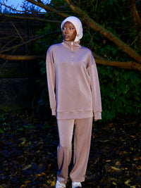 Ensemble Jogging femme Naya Taupe en TENCEL™ pour confort et style, avec zips signature.